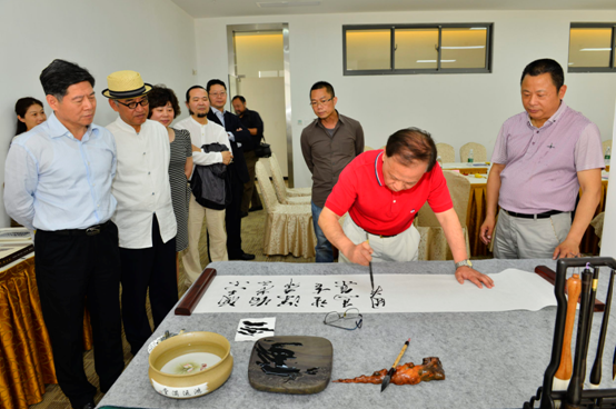 龚学平,彭水根一行莅临吉马国际酒文化中心参观指导